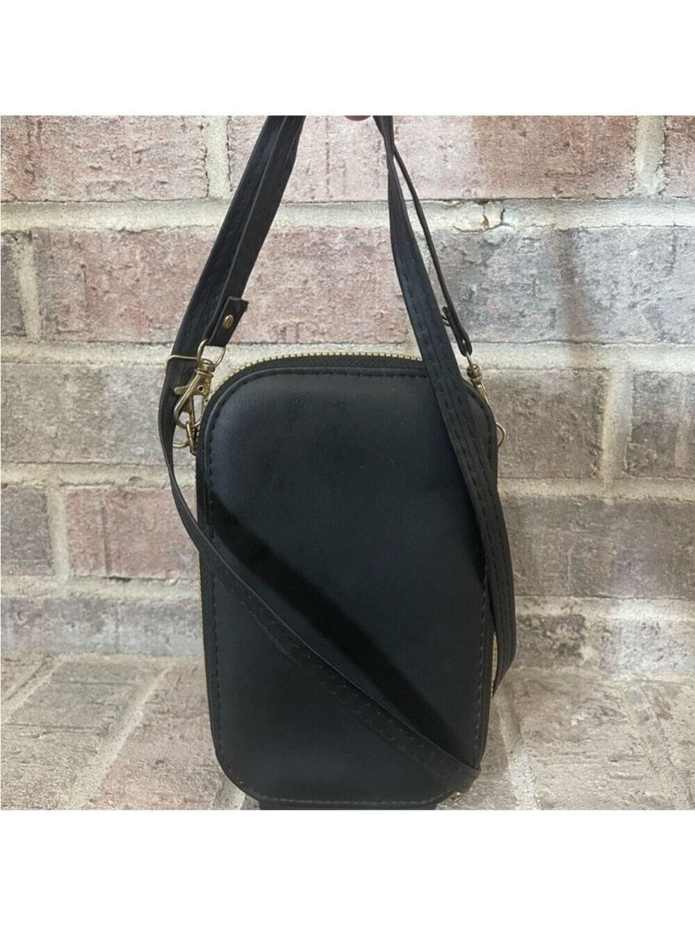 Stylish Black Crossbody Bag - Picture 2 of 9